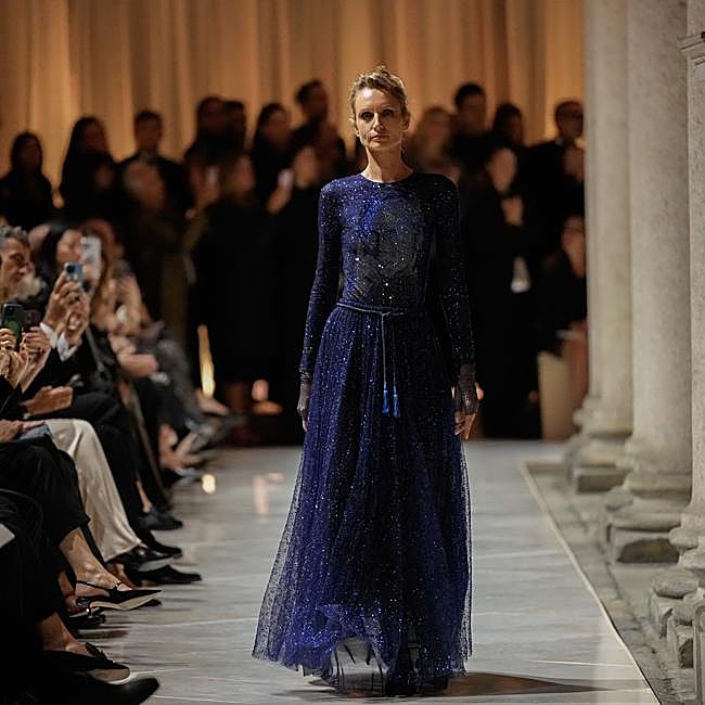 La musa y modelo del señor Armani, Agnese Zogla, fue la encargada de cerrar el desfile.
