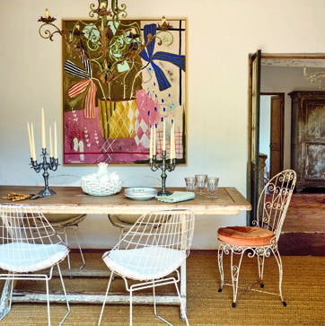 Imagen secundaria 1 - Arriba, dormitorio con cuadros bordados de Carina Casanovas y colección de figuras de cap i pota, de Antigüedades Pasquin. Abajo a la izquierda, comedor con sillas Bertoia y antiguas francesas de jardín, cuadro de Flora Castiglia, de Escat Gallery, y cerámica de Manises. A la derecha, vista del comedor exterior y del jardín.