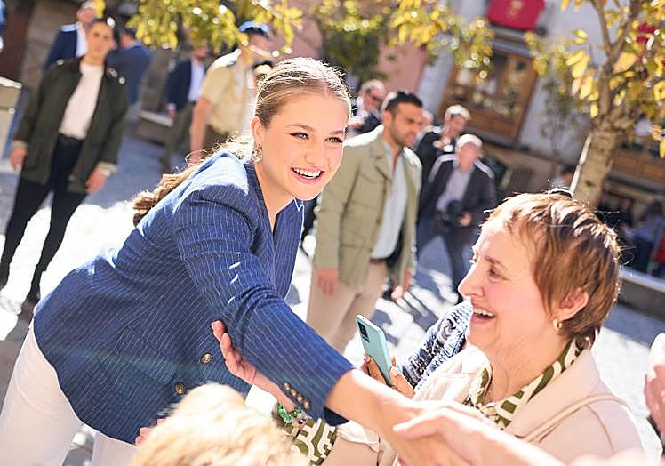 La princesa Leonor estrechó cientos de manos durante su visita a Olite y Tudela.