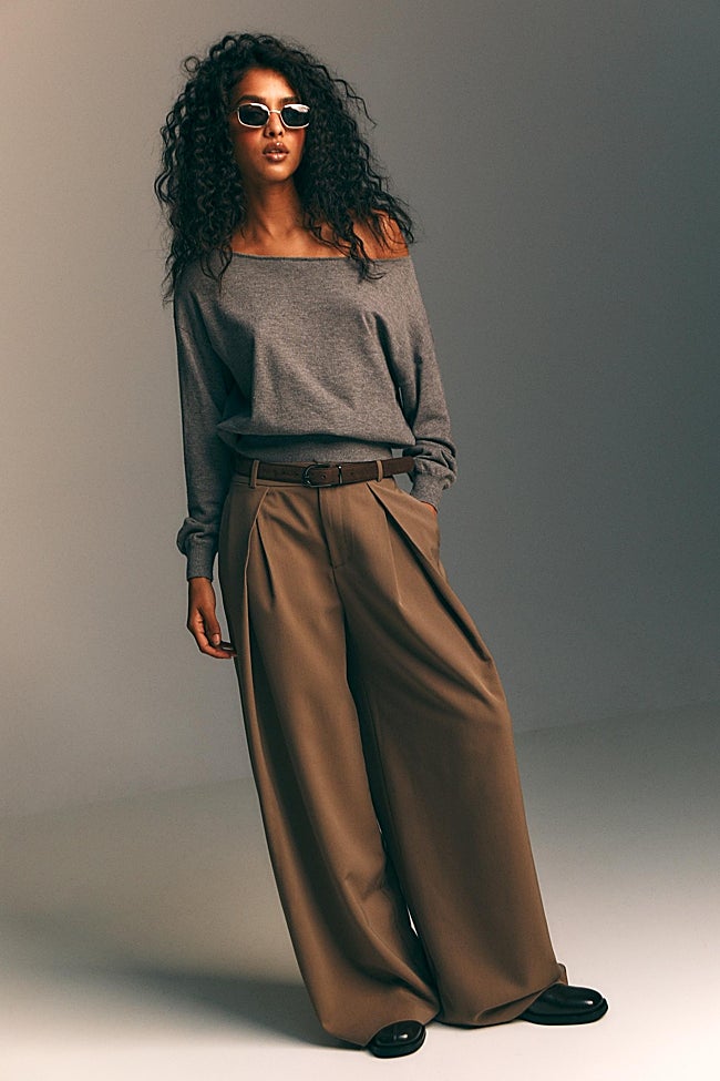 Pantalón con pinzas de Stradivarius (29,99 euros)