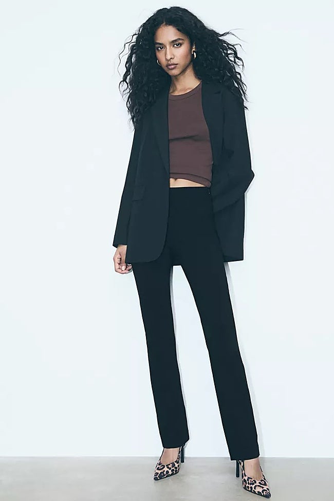 Pantalón negro de Stradivarius (22,99 euros)