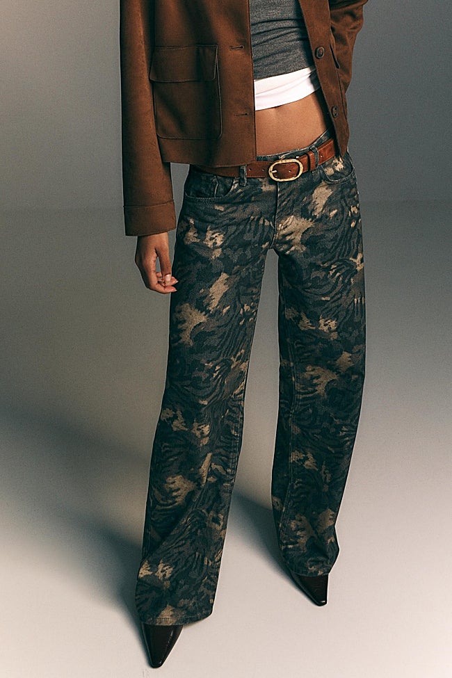 Pantalón con estampado de Stradivarius (35,99 euros)