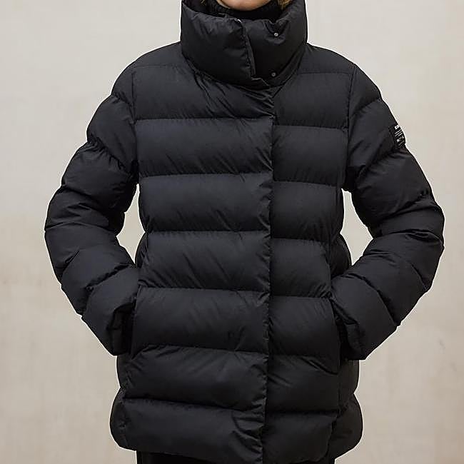 Abrigo negro con cuello alto de Ecoalf, 239,90 euros.