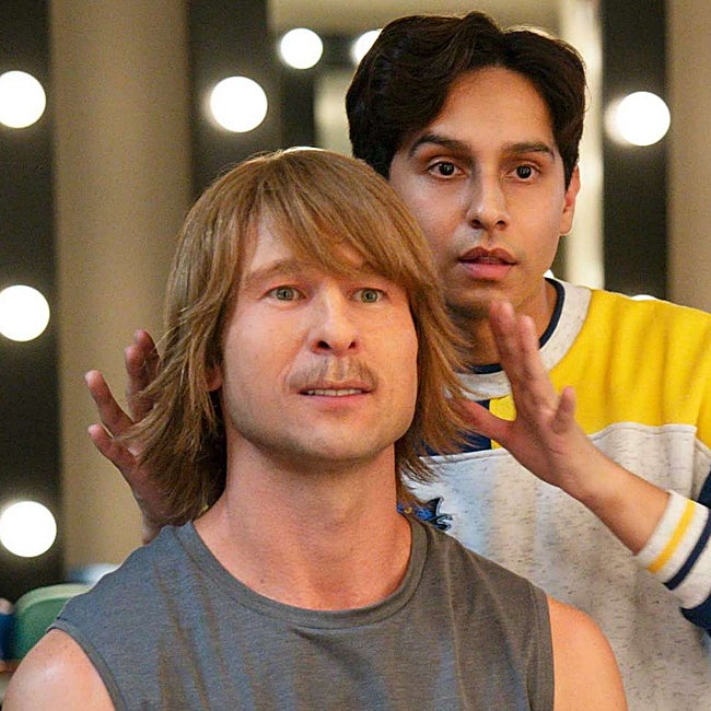 Russ Holliday (Glen Powell) se pondrá en manos de Danny (Frankie A. Rodriguez) para convertirse en Chad Powers.