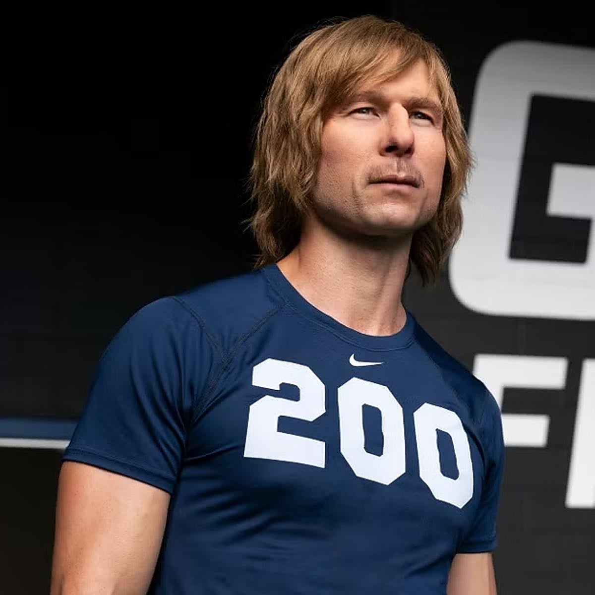 Glen Powell es el protagonista y co-creador de Chad Powers, la nueva serie de comedia de Disney+.