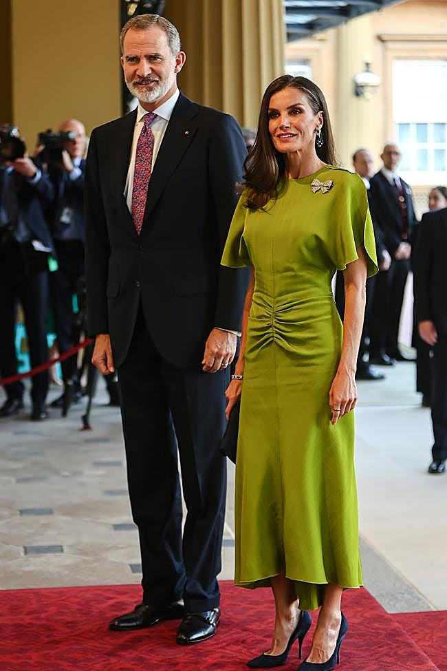 La reina Letizia con el vestido de Victoria Beckham.
