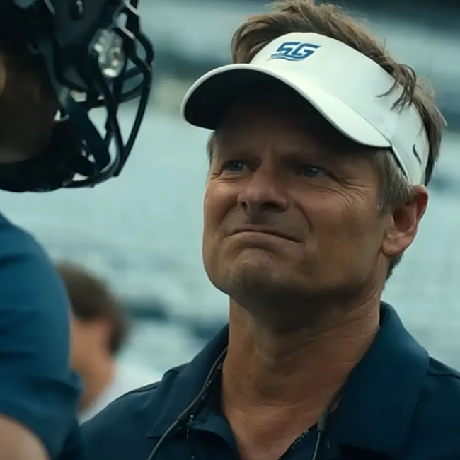 Steve Zahn interpreta a Jake Hudson, entrenador del equipo universitario al que llega Russ Holliday como Chad Powers.