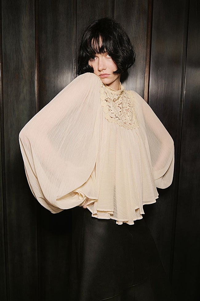 Camisa de encaje de Mango (49,99 euros)