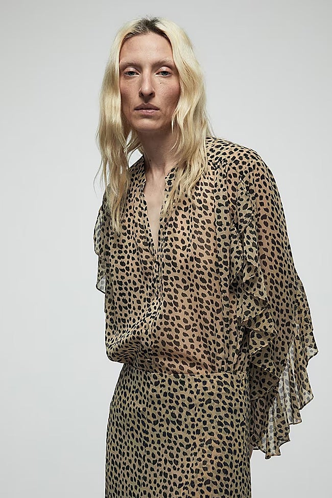 Camisa con estampado de leopardo de Sfera (29,99 euros)