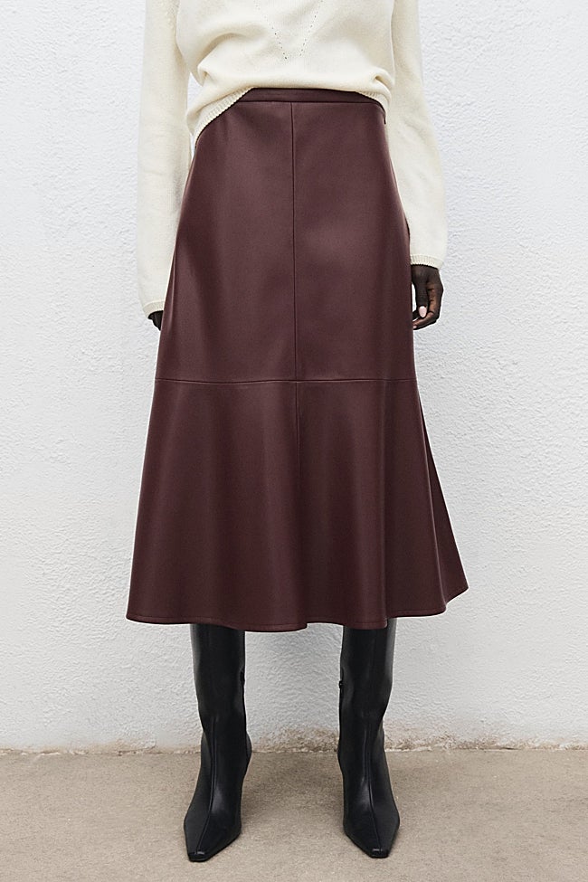 Falda burdeos de Mango (39,99 euros)