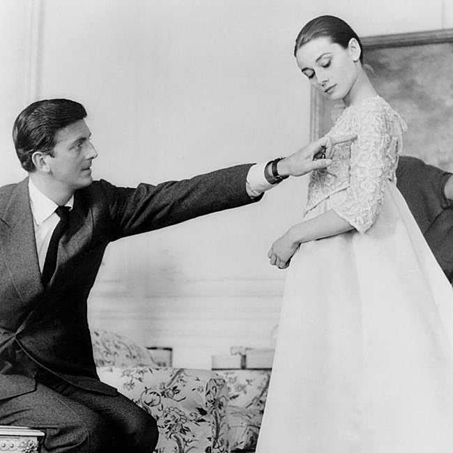 Hubert de Givenchy y Audrey Hepburn durante las pruebas de un vestido del diseñador francés.