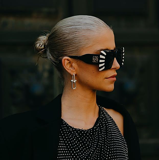 Imagen principal - Es malo hacerse la raya del pelo siempre para el mismo lado: los consejos de una dermatóloga