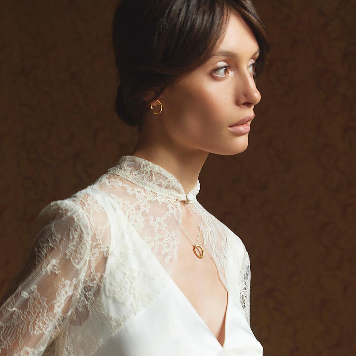 Novia con pendientes