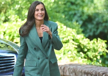 Es imprescindible un traje de chaqueta y pantalón y estos son los modelos más elegantes y ponibles que llevaría la reina Letizia