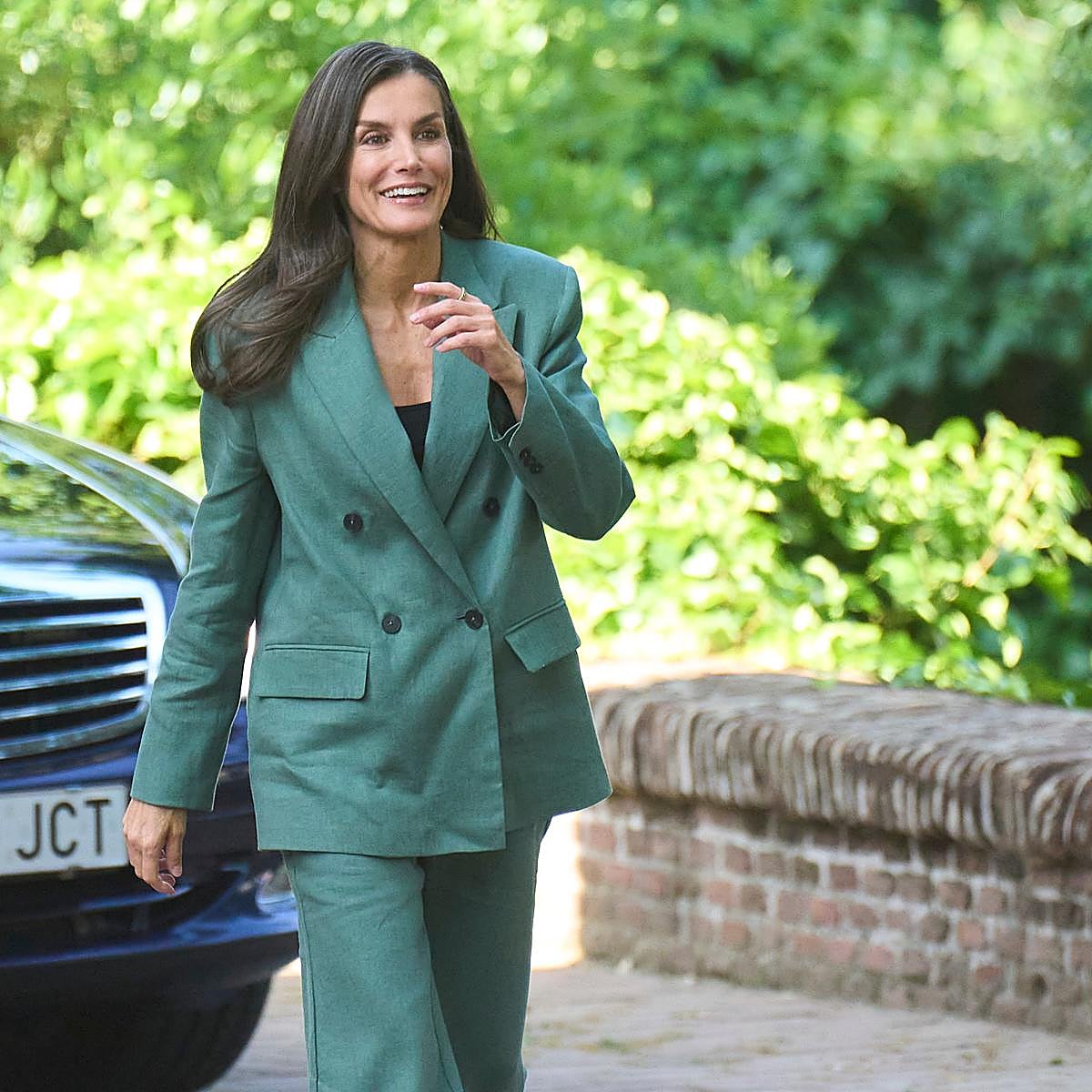 La reina Letizia con un traje verde.
