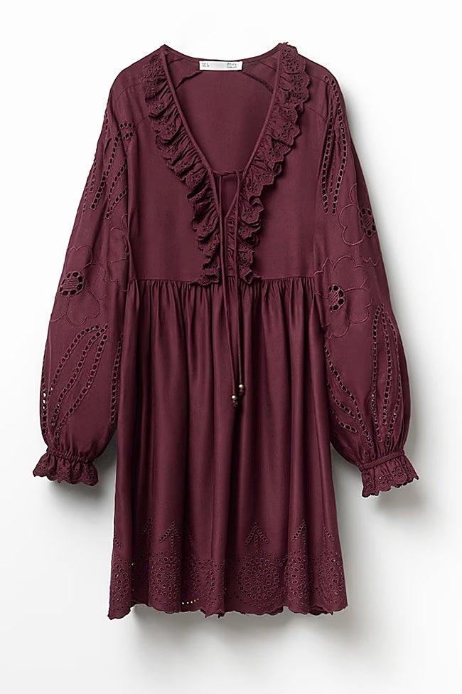 Vestido burdeos de Sfera (39,99 euros)