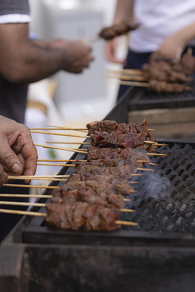 Con las brasas y el fuego como medio de elaboración, los asistentes al Chefs on fire pueden disfrutar de carne, pescado, verduras e incluso dulces.