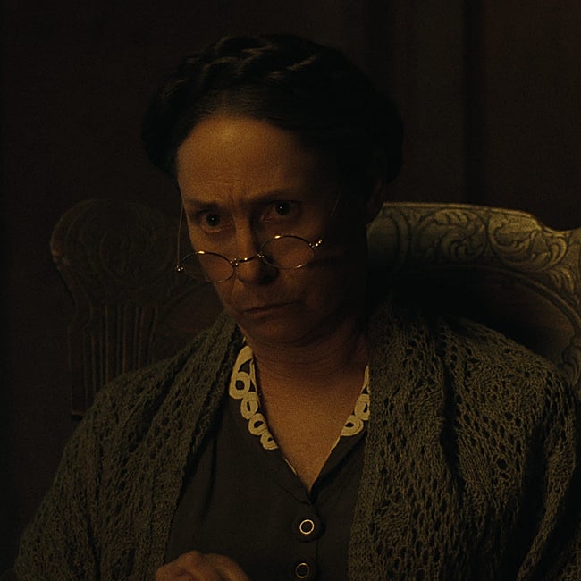 Laurie Metcalf da vida a Augusta Gein, la autoritaria e inflexible madre que marcará la vida y la personalidad de Ed.