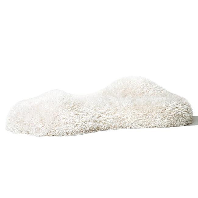 El sofá furry que Rosalía ha creado para Zara 50 Creators