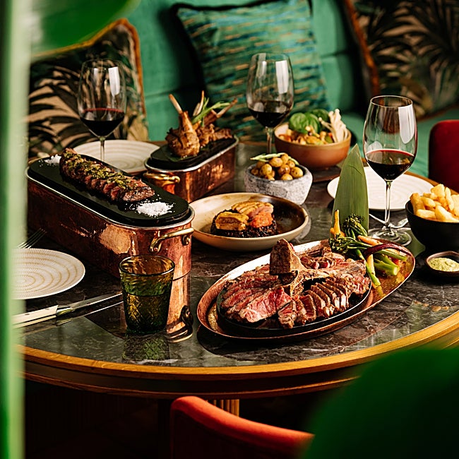 Algunos de los exuberantes platos que se sirven en Amazónico Miami.