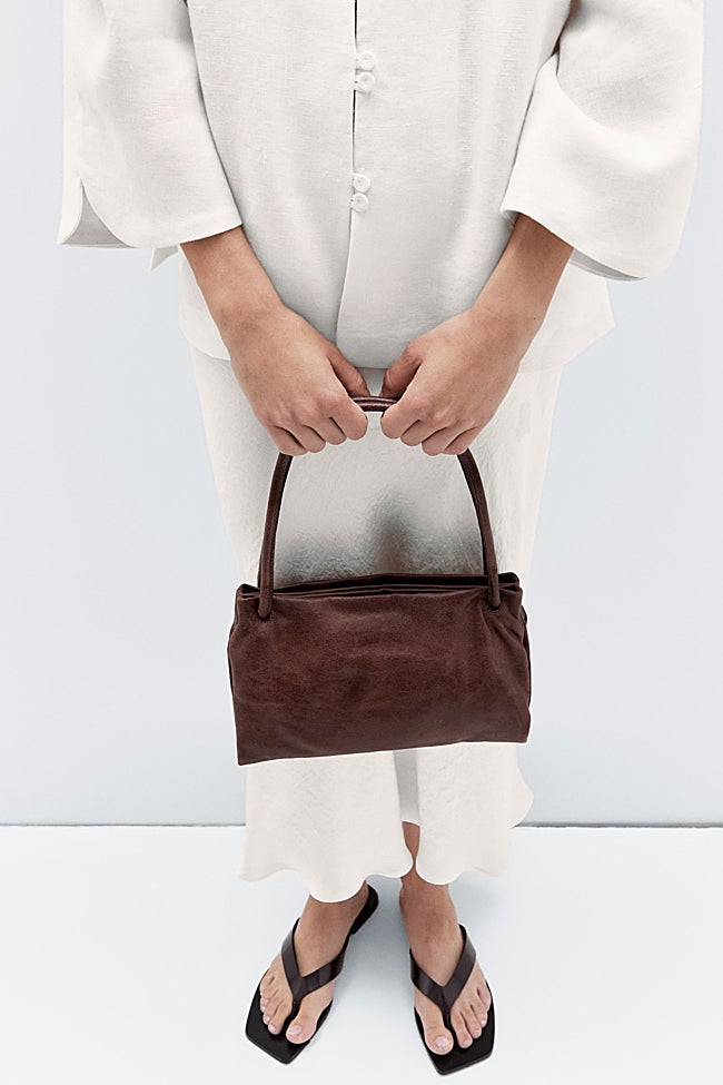 Bolso burdeos de Massimo Dutti (129 euros)
