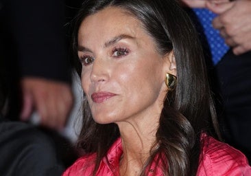 La reina Letizia se viste de rosa en los premios UNICEF 2025: blusa con detalles fruncidos y falda que hace tipazo