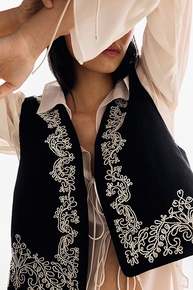 Chaleco negro de H&M (29,99 euros)