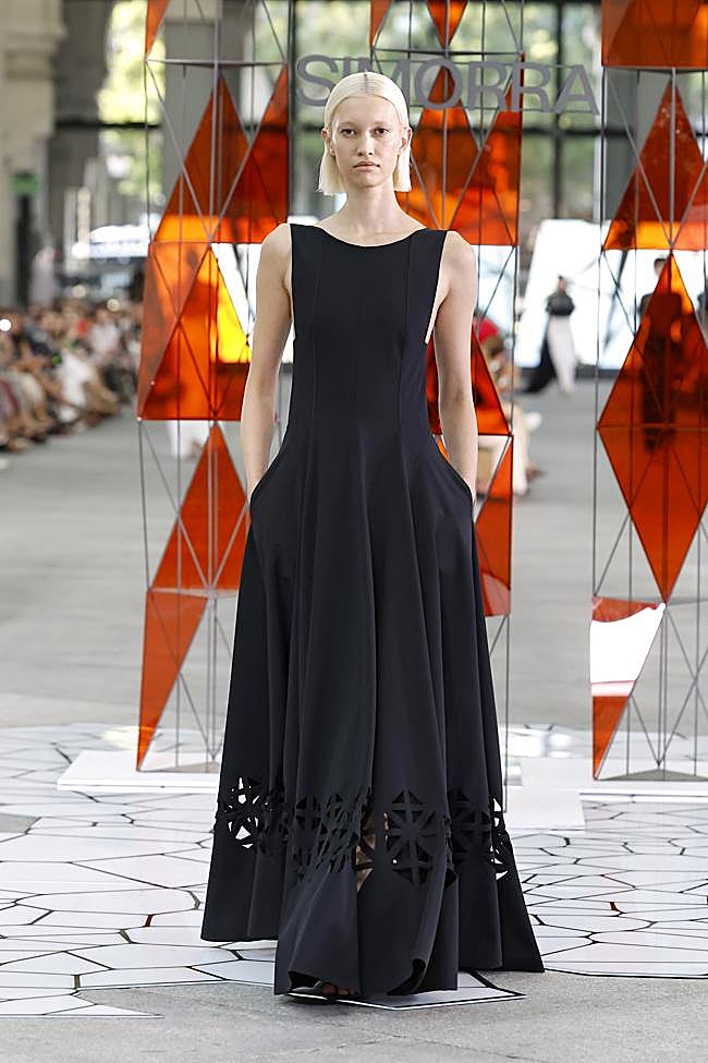 Vestido en negro con troquelado en el bajo de la nueva colección de Simorra.