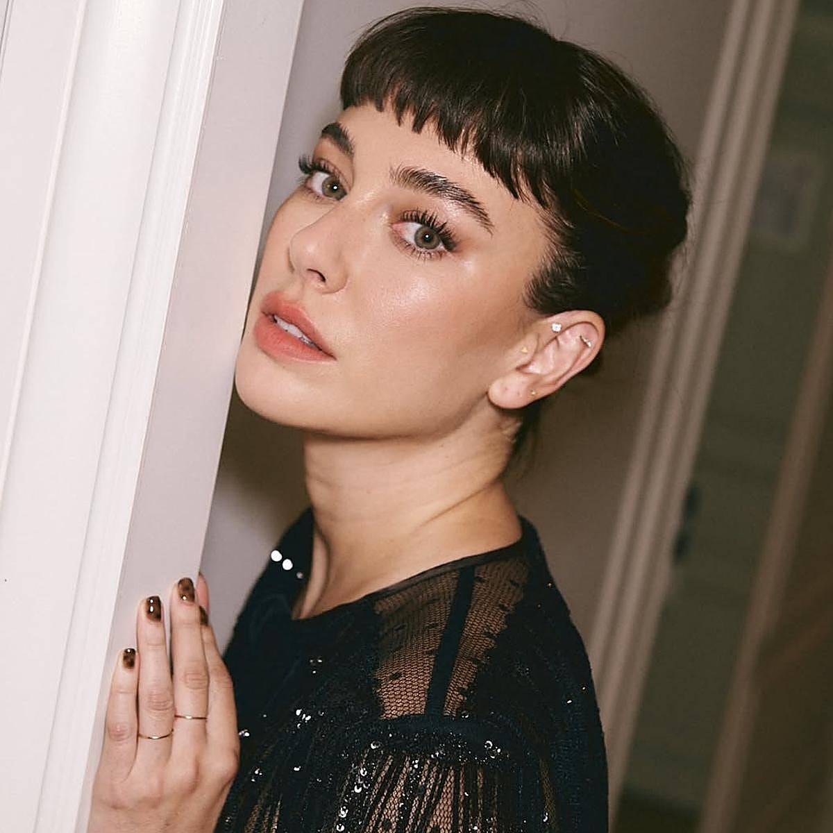 Blanca Suarez usa agua de rosas justo después del maquillaje.