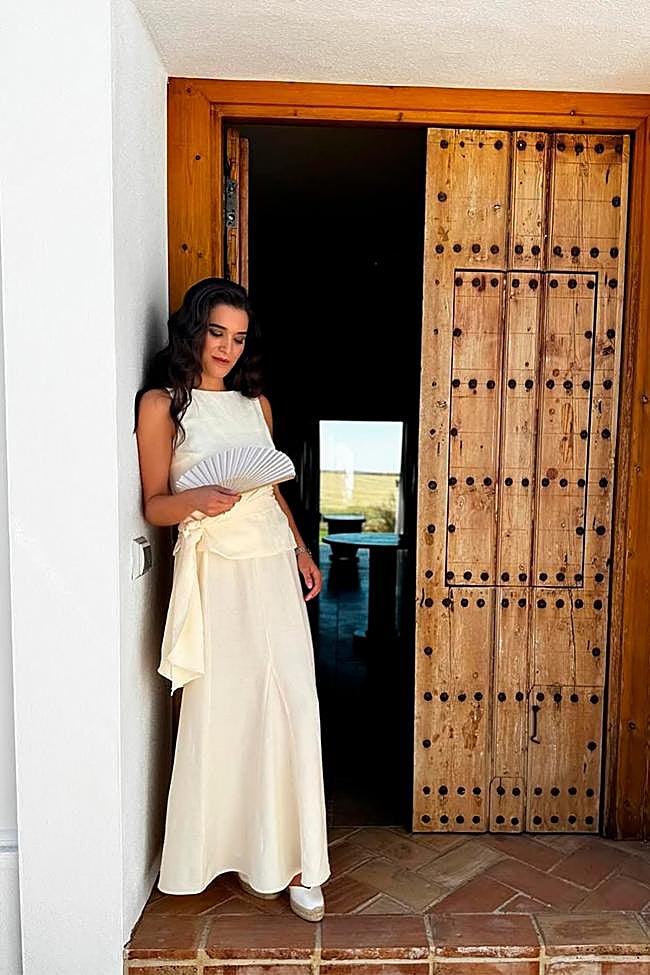 Conjunto compuesto por falda y top de Santa Bato.