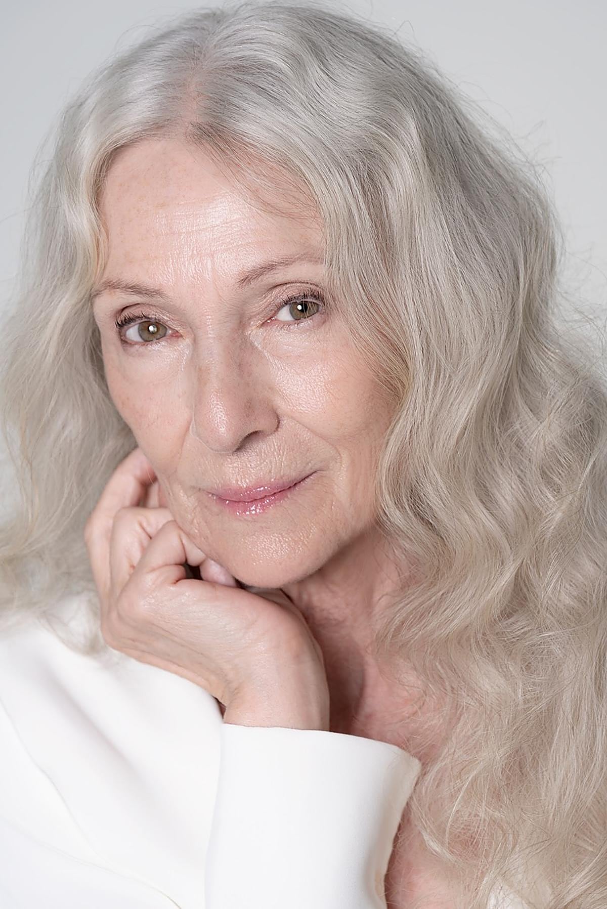 A partir de los 50, hay que cuidar la piel con productos adecuados, sobre todo de noche.