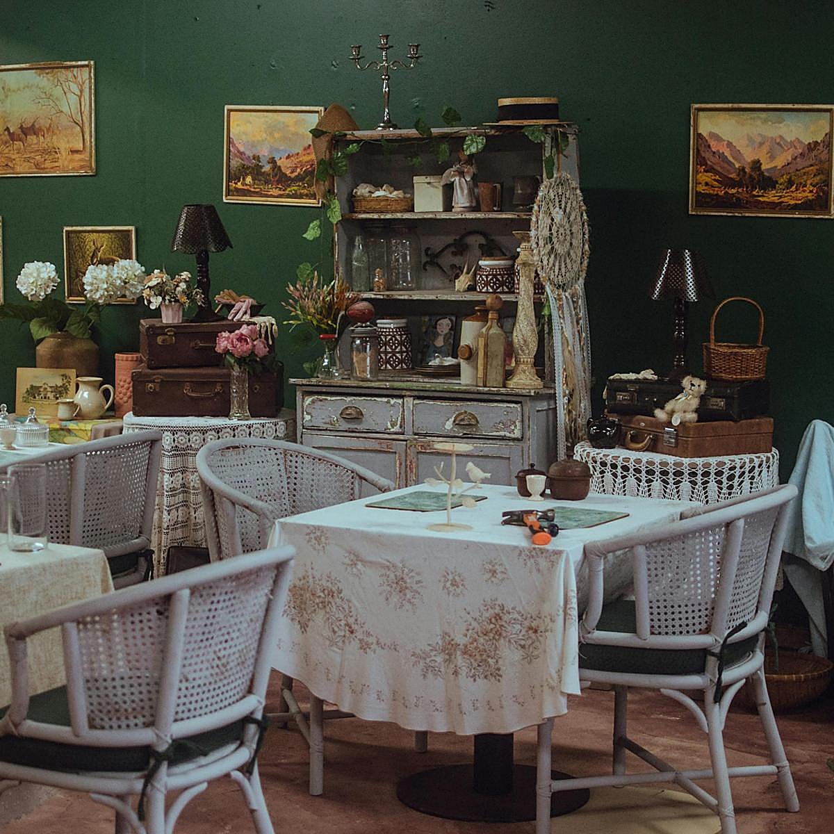 Las joyas deco del mercadillo de antigüedades de Navacerrada, el mejor rastro de muebles de segunda mano de Madrid