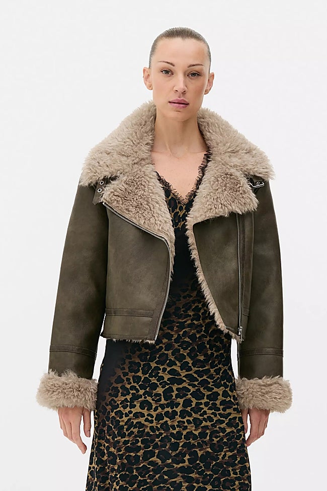 Chaqueta corta de Primark (42 euros)