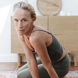 Plancha con pelota de Pilates, el ejercicio isométrico perfecto para ganar músculo y tonificar cuerpo a los 50