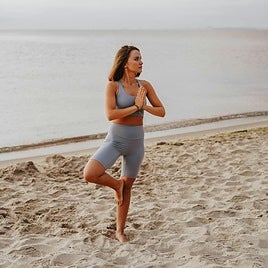 Las mejores posturas de yoga personalizadas según tu signo del zodiaco