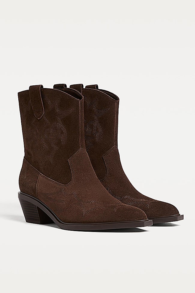 Botines marrones de Stradivarius (49,99 euros)