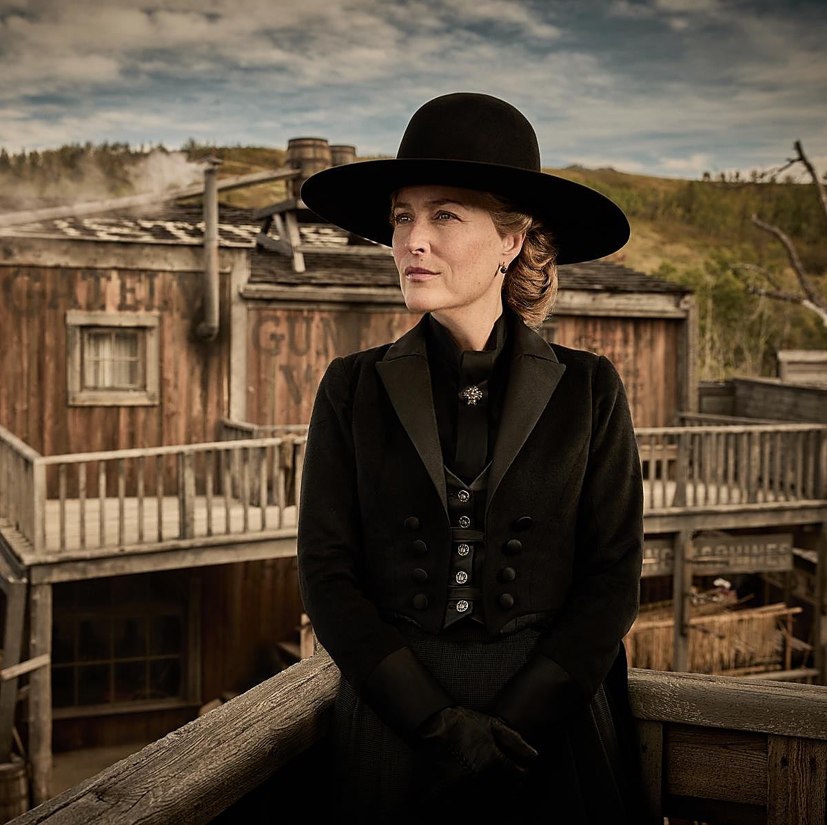 Gillian Anderson como Constance Van Ness en una imagen de Los abandonados, el western de Netflix que se estrenará el 4 de diciembre.