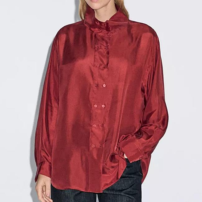 Camisa de seda roja, 69,95 euros.