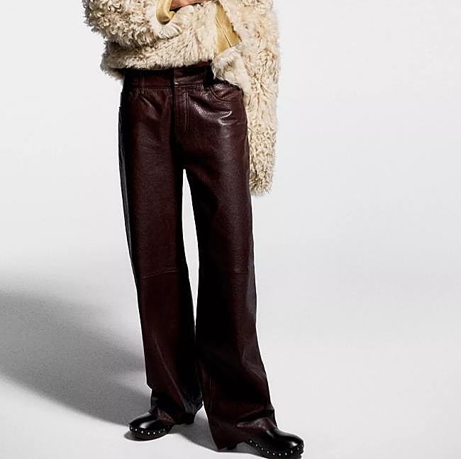 Pantalón de napa, 299 euros.