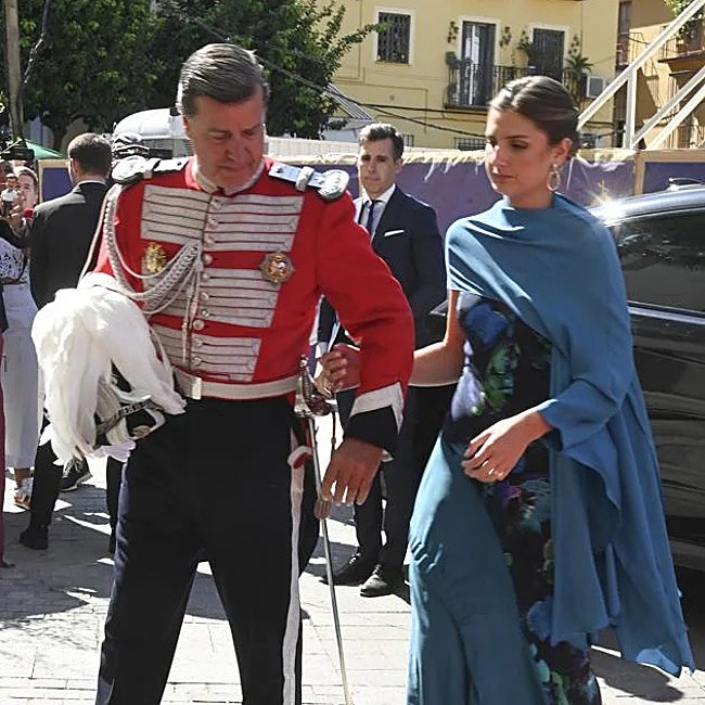 Cayetano Martínez de Irujo llegando a la iglesia junto a su hija Amina Martínez de Irujo.