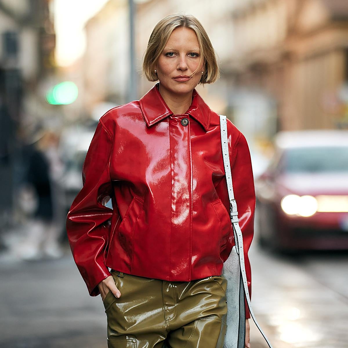 Mujer con chaqueta roja
