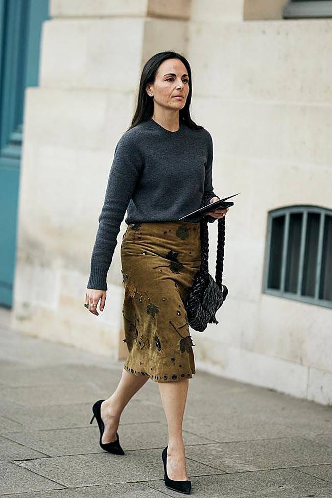 Mujre con falda estamapda y jersey neutro