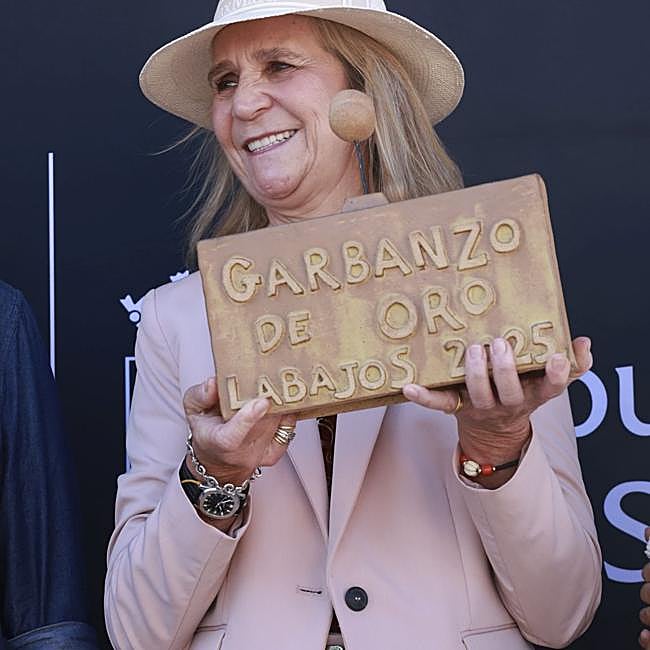 La infanta Elena, recibiendo el galardón.