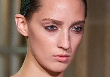 Un maquillaje de ojos natural en color marrón.