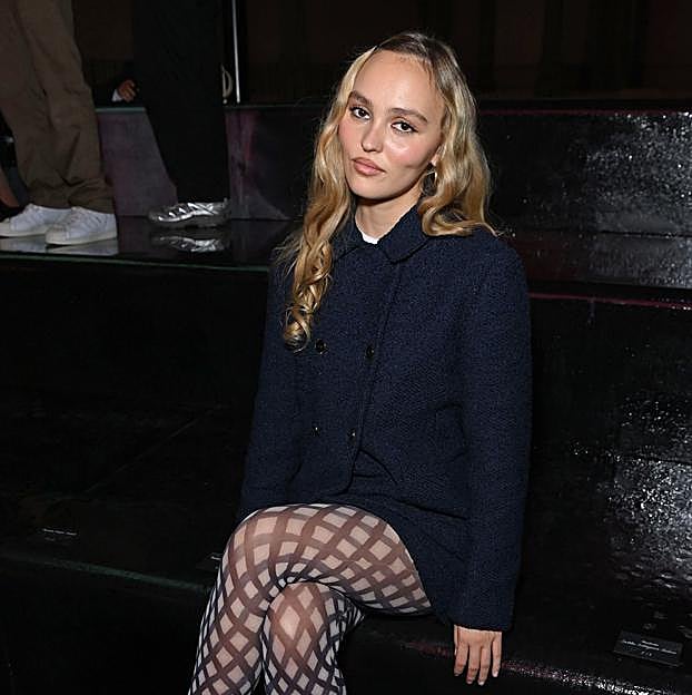 Imagen principal - Lily-Rose Depp, Pedro Pascal, Margot Robbie y Tilda Swinton fueron algunas de las celebrities invitadas al desfile de Chanel en el Grand Palais. 