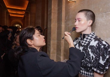 Ni mate ni luminosa: la nueva tendencia de maquillaje dice que se llevan las pieles efecto Inteligencia Artificial