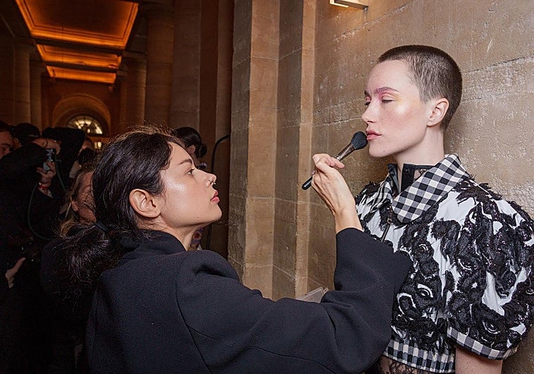 Ni mate ni luminosa: la nueva tendencia de maquillaje dice que se llevan las pieles efecto Inteligencia Artificial