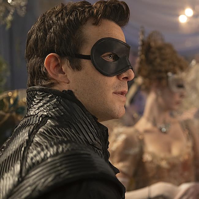 Luke Thompson como Benedict Bridgerton en una imagen de la cuarta temporada de Los Bridgerton.