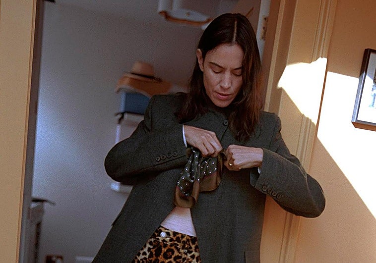 Alexa Chung con blazer en gris de Zara.