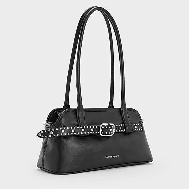 Bolso de hombro alargado con detalle de cinturón y tachuelas Victoria (115€)